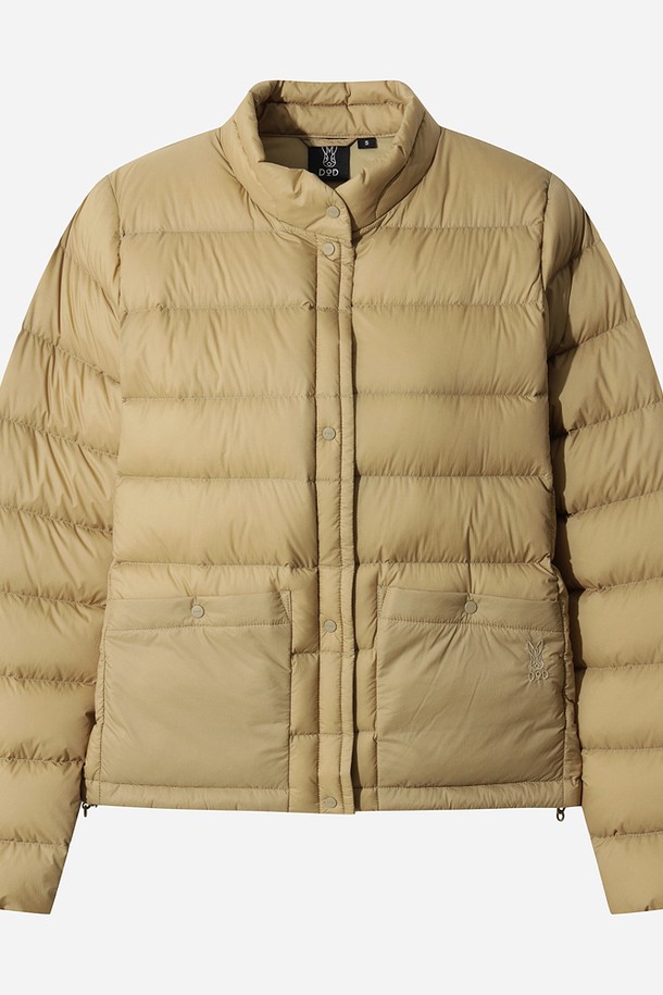 여성용 '글린트 D7' 경량 다운 재킷 (TAN)입니다. 가볍고 따뜻한 겨울을 위한 필수 아이템으로, 일상에서 편안하게 착용하기 좋습니다. 부드러운 촉감의 나일론 소재와 퀼팅, 패딩 디테일이 특징이며 레귤러 핏으로 제작되었습니다. 크롭 기장과 집업 스타일로 캐주얼하고 미니멀한 스타일을 연출하며, 긴 소매 디자인으로 보온성을 높였습니다. 톤 다운된 TAN 컬러는 어떤 룩에도 자연스럽게 어울립니다.
