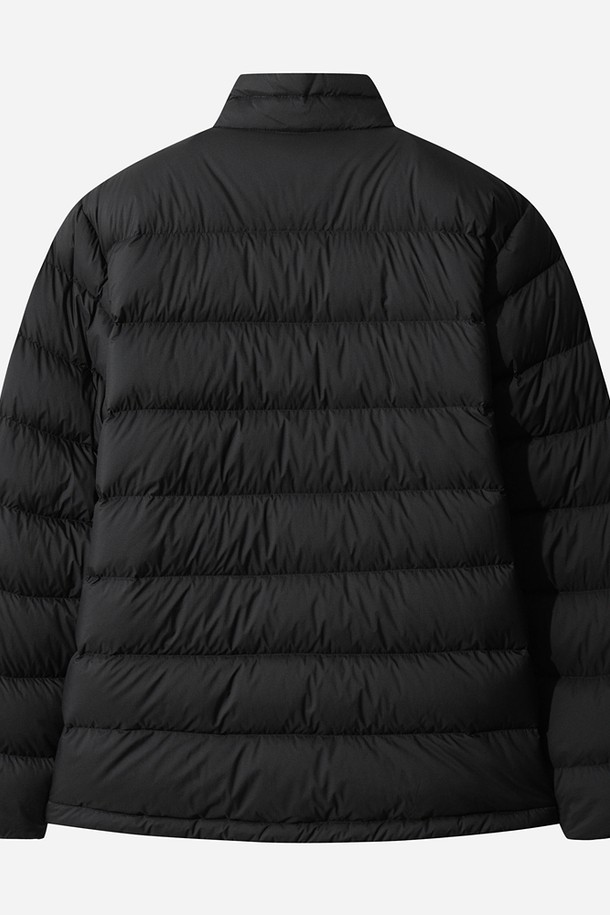 **남성) 글린트 D7 경량 다운 재킷 (BLACK)**

겨울철 추위를 효과적으로 막아줄 남성용 글린트 D7 경량 다운 재킷입니다. 얇고 가벼운 나일론 소재를 사용하여 활동성을 높였으며, 퀄팅 디자인으로 세련된 느낌을 더했습니다. 블랙 컬러의 미니멀하고 베이직한 스타일로 어떤 옷에도 쉽게 매치할 수 있습니다. 레귤러핏으로 편안한 착용감을 제공하며, 집업 여밈 방식으로 간편하게 입고 벗을 수 있습니다. 보온 기능과 경량성을 갖춰 일상생활에서 따뜻하고 쾌적하게 착용하기 좋습니다.
