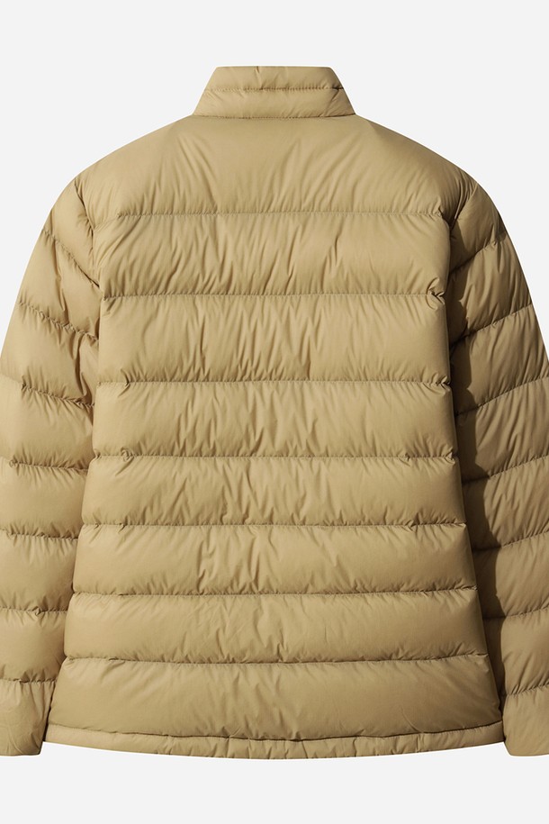 남성) 글린트 D7 경량 다운 재킷 (TAN)은 겨울철 일상과 여행 시, 미니멀하고 베이직한 스타일을 연출하기에 적합한 숏패딩입니다. 부드러운 촉감의 나일론 소재와 퀼팅 디자인이 특징이며, 경량 설계로 편안한 착용감을 제공합니다. 레귤러 핏과 집업 여밈 방식으로 제작되었으며, 톤 다운된 탄(TAN) 컬러는 다양한 스타일과 매치하기 용이합니다. 긴 소매 기장과 두꺼운 두께로 보온성을 높여 추운 날씨에도 따뜻하게 착용할 수 있습니다. 출근룩부터 캐주얼한 스타일까지, 폭넓게 활용할 수 있는 실용적인 다운 재킷입니다.
