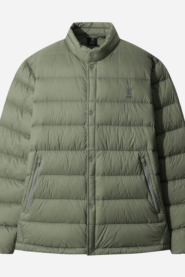 남성) 글린트 D7 경량 다운 재킷 (KHAKI)은 겨울철 캐주얼 및 스포티 스타일을 연출하기에 좋은 아이템입니다. 부드러운 촉감의 나일론 소재로 제작되어 가볍고 편안한 착용감을 제공하며, 퀄팅 디테일이 돋보이는 숏패딩 디자인입니다. 경량 소재와 뛰어난 보온성으로 한겨울에도 따뜻하게 입을 수 있으며, 오버핏으로 제작되어 트렌디한 스타일을 연출합니다. 집업 방식으로 간편하게 착용 가능하며, 카키 컬러의 무지 디자인으로 다양한 룩에 매치하기 용이합니다.
