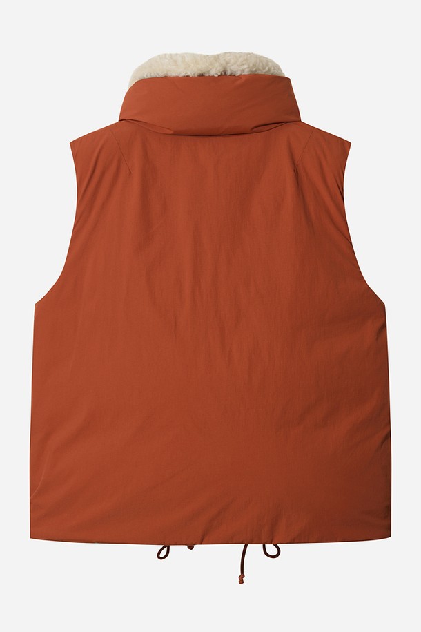 여성) 코나 하이웜 D7 베스트 다운(D.ORANGE)은 겨울철 추위를 막아주는 여성용 베스트입니다. 넉넉한 두께감과 부드러운 나일론 소재로 제작되어 편안한 착용감을 선사합니다. 캐주얼, 스포티, 미니멀 스타일 모두 소화 가능한 디자인으로, 일상 및 아웃도어 활동에 적합합니다. 하이웜 충전재와 집업, 포켓 디테일이 갖춰져 실용성을 더했습니다. 레귤러핏과 민소매 디자인으로 활동성을 높였습니다.
