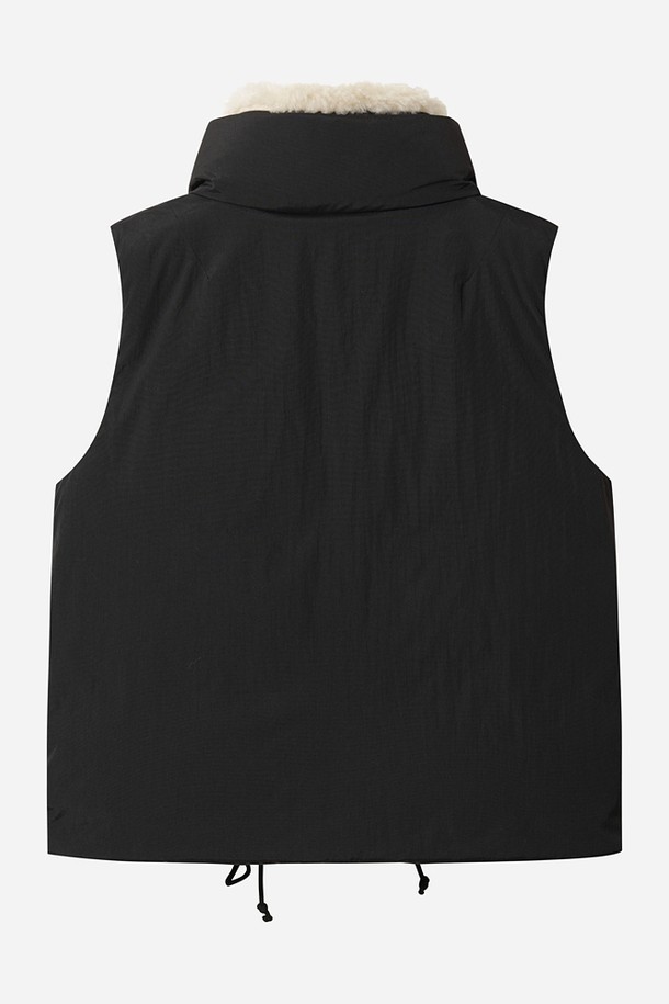 겨울철 일상 및 아웃도어 활동에 적합한 여성용 코나 하이웜 D7 베스트 다운(BLACK)입니다. 하이넥 디자인과 넉넉한 포켓 디테일이 돋보이며, 캐주얼 및 스포티한 스타일을 연출합니다. 가볍고 따뜻한 경량 패딩으로 제작되어 보온성을 높였으며, 부드러운 촉감의 나일론 소재를 사용하여 편안한 착용감을 제공합니다. 민소매 디자인으로 활동성을 더했으며, 레귤러핏으로 제작되어 다양한 스타일과 매치하기 좋습니다. 산책룩, 캠핑룩 등 다양한 TPO에 활용할 수 있는 실용적인 겨울 필수템입니다.
