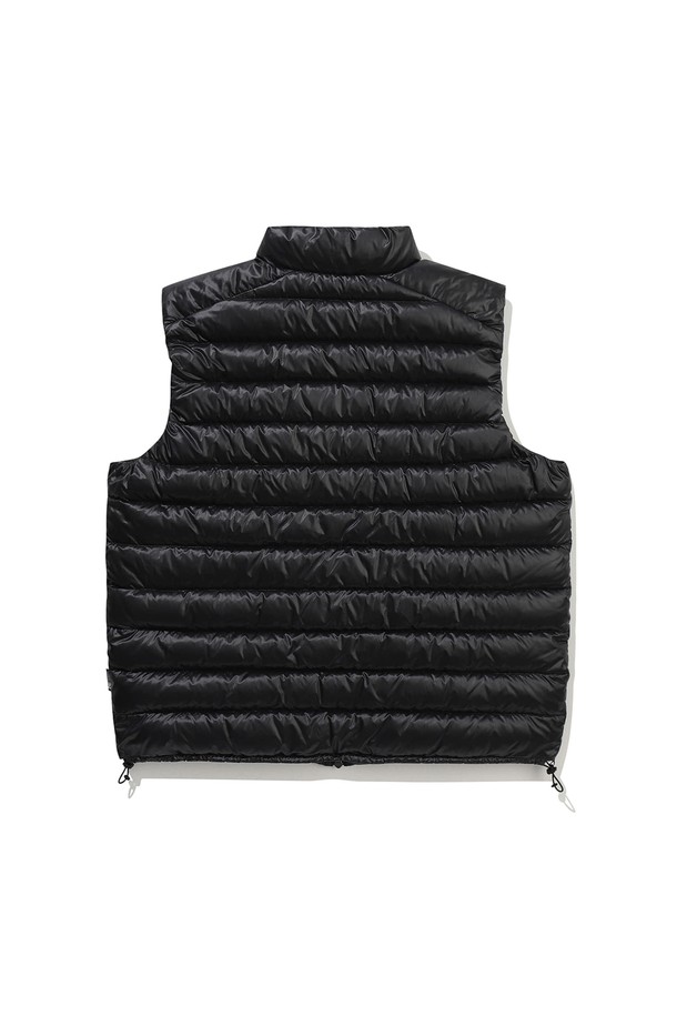 컬러라마 경량 구스 다운 베스트 BLACK은 가을, 겨울 시즌에 활용하기 좋은 남녀 공용 패딩 베스트입니다. 가볍고 부드러운 구스다운 충전재를 사용하여 뛰어난 보온성을 제공하며 일상 및 캐주얼 스타일 모두에 잘 어울립니다. 레귤러핏에 무지 디자인으로 제작되어 미니멀하고 클래식한 스타일을 연출하기 좋습니다. 집업 여밈 방식과 민소매 디자인으로 편안하게 착용 가능하며, 레이어드하여 다양한 스타일을 연출할 수 있습니다.
