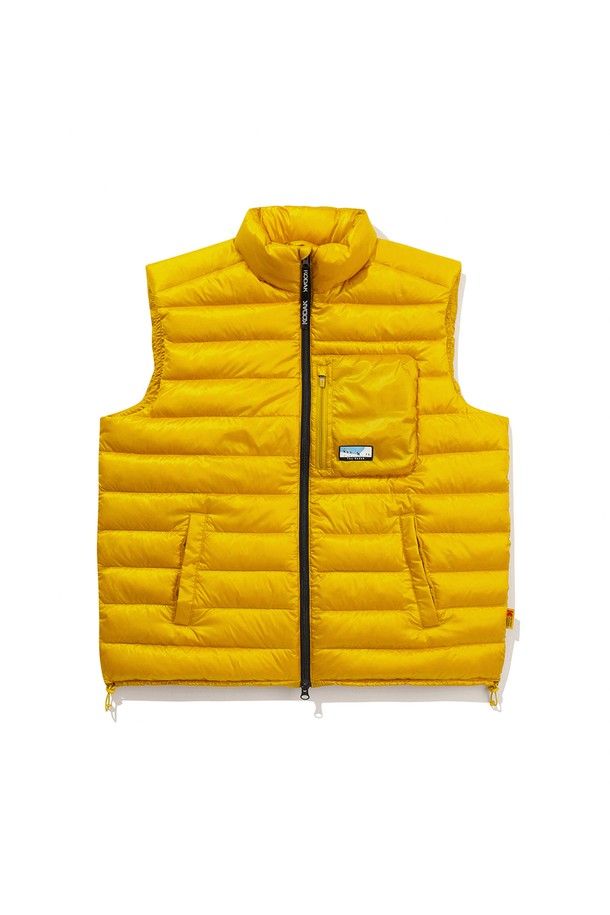 컬러라마(Colorama) 경량 구스 다운 베스트 옐로우는 가을, 겨울철 일상 및 캐주얼 룩에 활용하기 좋은 패딩 베스트입니다. 가볍고 따뜻한 구스 다운 충전재를 사용하여 보온성을 높였으며, 부드러운 촉감으로 편안한 착용감을 제공합니다. 옐로우 컬러의 무지 디자인에 레귤러핏으로 제작되어 캐주얼, 스포티, 미니멀 스타일을 연출하기 좋습니다. 캠핑룩이나 여행룩 등 다양한 TPO에 활용 가능하며, 집업 여밈 방식과 포켓 디테일로 실용성을 더했습니다. 민소매 디자인으로 활동성을 높였으며, 두꺼운 두께감으로 따뜻하게 착용할 수 있습니다.
