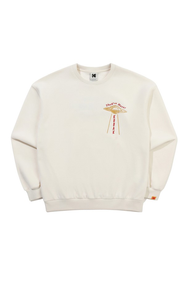 씨네라운지 코지 맨투맨 아이보리는 부드러운 면 소재로 제작되어 편안한 착용감을 선사합니다. 넉넉한 레귤러 핏에 라운드넥 디자인으로, 캐주얼하고 미니멀한 스타일을 연출하기 좋습니다. 무지 디자인의 아이보리 컬러는 어떤 하의와도 쉽게 매치되어 활용도가 높습니다. 봄, 가을, 겨울 세 계절 모두 착용 가능하며, 특히 집콕룩으로 안성맞춤입니다. 두꺼운 두께감으로 포근함을 더한 코지 스타일의 맨투맨입니다.
