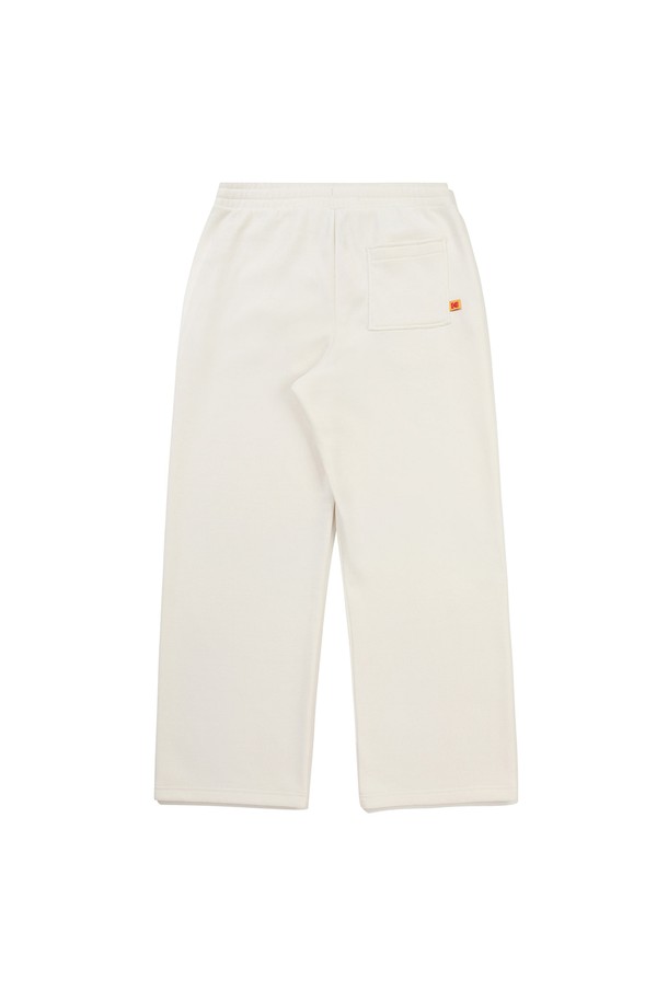 씨네라운지 코지 스트레이트 팬츠 아이보리는 여성 의류로, 베이직하고 캐주얼한 스타일을 연출합니다. 봄, 여름 시즌에 적합하며, 산책룩으로 활용하기 좋습니다. 무지 디자인의 롱 스트레이트핏 팬츠로, 편안하게 착용할 수 있습니다. 미니멀하고 클래식한 무드를 더해 다양한 상의와 매치하기 좋습니다. 아이보리 컬러로 어떤 스타일에도 쉽게 코디할 수 있어 활용도가 높습니다.
