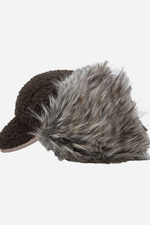 히트레스트 믹스퍼 플리스 트루퍼 캡(BROWN)은 부드러운 플리스와 퍼 소재로 제작되어 뛰어난 보온성을 제공하는 겨울철 방한 모자입니다. 깊은 모자 깊이와 좁은 챙, 귀를 덮는 디자인으로 찬 바람을 효과적으로 막아주며, 캐주얼, 클래식, 미니멀 스타일의 여행룩에 잘 어울립니다. 브라운 컬러의 무지 디자인은 어떤 옷에도 쉽게 매치할 수 있으며, 두꺼운 두께감으로 더욱 따뜻하게 착용할 수 있습니다. 특히, 부드러운 촉감과 퍼 디테일은 고급스러움을 더해줍니다.
