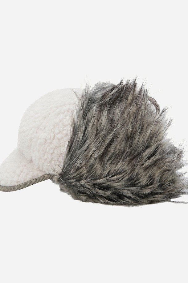 히트레스트 믹스퍼 플리스 트루퍼 캡(아이보리 다크)은 겨울철 추위를 막아줄 보온성에 중점을 둔 모자입니다. 부드러운 플리스와 퍼 소재를 사용하여 깊고 포근한 착용감을 제공하며, 귀덮개가 있어 찬 바람으로부터 얼굴을 보호합니다. 캡 디자인은 캐주얼, 미니멀, 클래식 스타일 모두에 잘 어울리며, 무지 디자인과 스트링 여밈으로 심플하면서도 실용적인 매력을 더합니다. 아이보리, 다크 컬러로 출시되어 다양한 겨울 스타일링에 활용하기 좋습니다.
