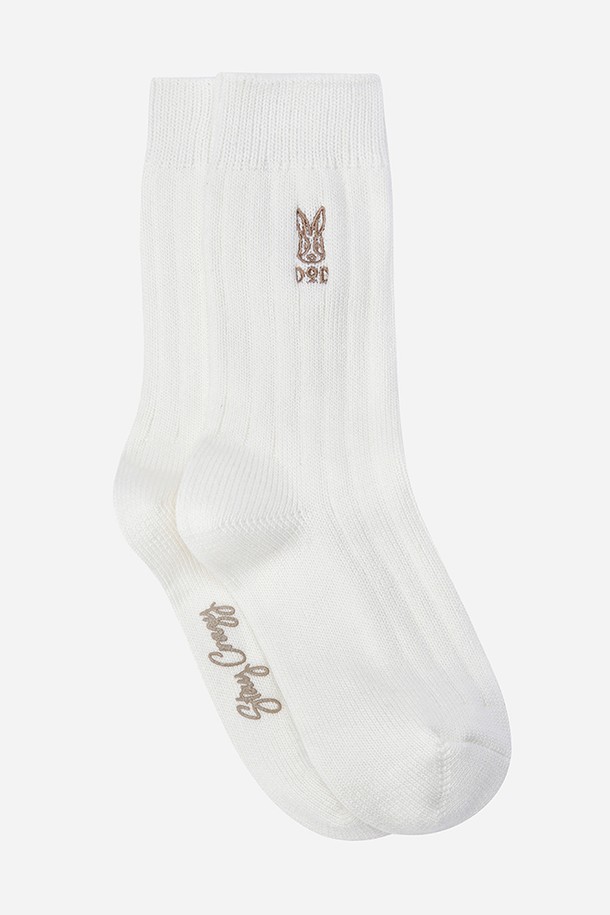 **캠프 골지 삭스(아이보리)**는 부드러운 면 소재로 제작되어 흡습성이 뛰어나 사계절 내내 쾌적하게 착용할 수 있는 양말입니다. 아이보리 컬러에 골지 패턴으로 디자인되어 캐주얼하고 미니멀한 스타일을 연출합니다. 일상생활에서 편안하게 착용하기 좋으며, 캠프 디자인으로 포인트를 더했습니다. 남녀 공용으로 착용 가능하며, 어떤 룩에도 자연스럽게 어울립니다. 부드러운 촉감으로 편안한 착용감을 선사합니다.
