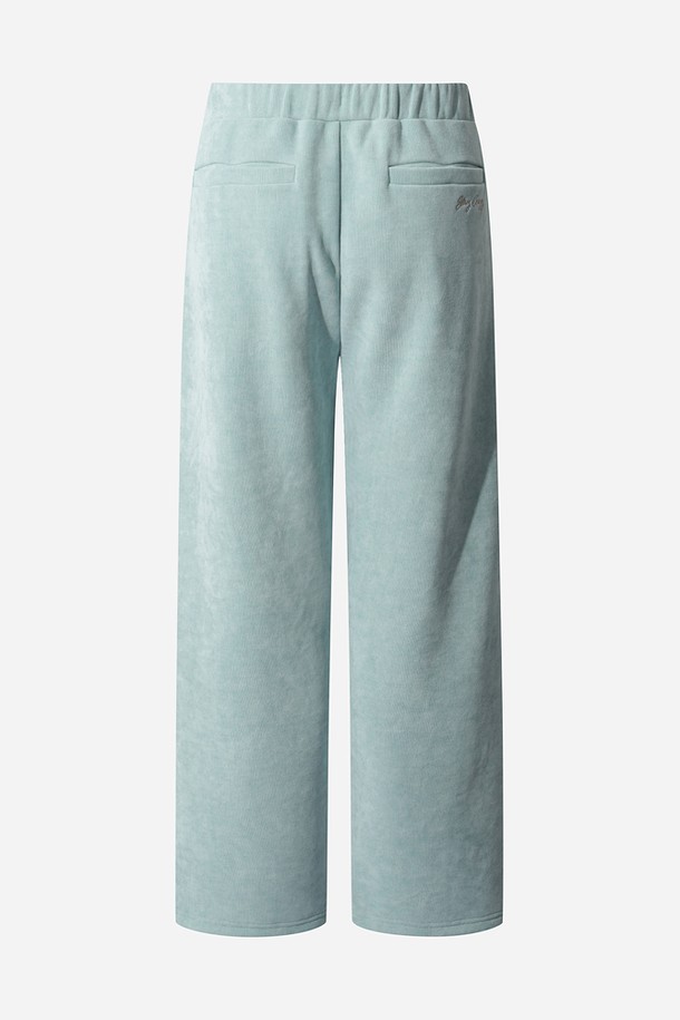 남성용 스테이웜 레귤러핏 스트레이트 팬츠(L.SKYBLUE)는 겨울철 스포츠 및 일상 활동에 적합한 보온 기능을 제공하는 긴 바지입니다. 라이트 스카이블루 색상의 무지 디자인으로, 스포티하고 베이직한 스타일을 연출합니다. 밴딩 처리된 허리 부분과 레귤러핏, 스트레이트 핏으로 편안한 착용감을 선사하며, 두꺼운 두께감으로 추운 날씨에도 따뜻함을 유지해 줍니다. 피트니스룩, 등산룩, 캠핑룩 등 다양한 TPO에 활용 가능한 미니멀하고 캐주얼한 스타일의 팬츠입니다.
