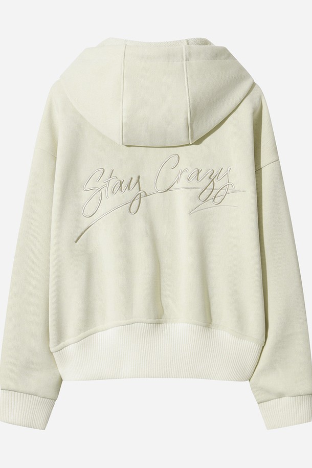 여성) 스테이웜 후드 집업 재킷(IVORY DARK)은 가을, 겨울철 일상 및 산책룩에 적합한 레귤러핏 후드 집업 자켓입니다. 부드러운 촉감과 두꺼운 두께로 보온성을 높였으며, 아이보리 색상의 무지 디자인으로 캐주얼, 스포티, 미니멀 스타일을 연출할 수 있습니다. 긴 소매와 후드 디테일이 특징이며, 집업 방식으로 간편하게 착용 가능합니다. 크롭 기장으로 트렌디한 스타일을 더했습니다.
