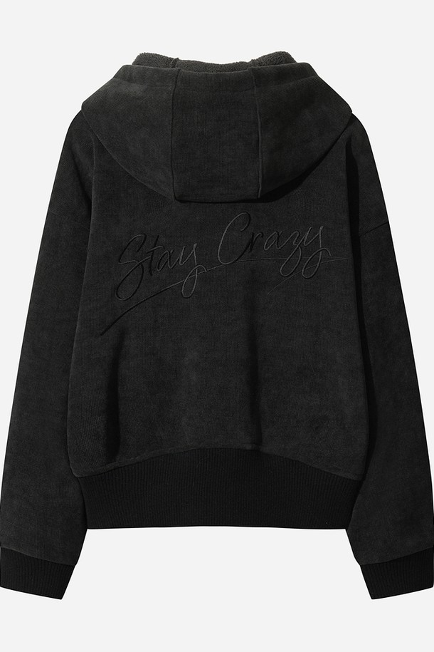 여성) 스테이웜 후드 집업 재킷(D.CHARCOAL GREY)은 가을과 겨울에 따뜻하게 입을 수 있는 여성용 후드 집업 재킷입니다. 짙은 차콜 그레이 컬러의 무지 디자인으로, 캐주얼, 스포티, 미니멀 스타일을 연출하기 좋습니다. 부드러운 촉감의 두꺼운 폴리에스테르 소재로 제작되어 보온성이 뛰어나며, 일상 및 집콕, 산책룩에 모두 잘 어울립니다. 레귤러핏 크롭 기장의 긴 소매 집업 자켓으로 편안하게 착용할 수 있습니다.
