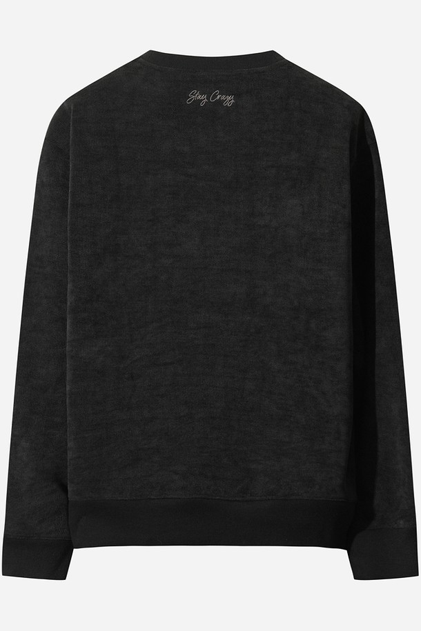 유니) 스테이웜 에센셜 맨투맨(D.CHARCOAL GREY)은 다크차콜그레이 컬러의 유니섹스 맨투맨입니다. 가을, 겨울 시즌에 적합하며, 일상 및 스포츠 활동 모두에 활용 가능합니다. 부드러운 면 소재에 두꺼운 두께감과 기모 안감으로 보온성을 높였습니다. 레귤러핏 라운드넥 디자인에 무지 패턴으로 스포티하면서도 미니멀한 스타일을 연출하며, 출근룩이나 캠핑룩으로 활용하기 좋습니다. 스테이웜 기능성으로 따뜻함과 편안함을 동시에 느낄 수 있습니다.
