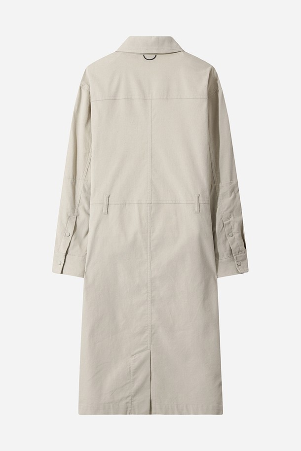 부드러운 코듀로이 소재의 여성 셔츠 원피스입니다. 아이보리 컬러에 무지 디자인으로, 캐주얼하면서도 베이직한 스타일을 연출합니다. 넉넉한 레귤러핏과 미디엄 기장으로 편안하게 착용 가능하며, 카라와 긴 소매, 포켓 디테일이 특징입니다. 봄, 가을 시즌에 활용하기 좋으며, 뻣뻣한 촉감과 두꺼운 두께감으로 안정감을 줍니다. 클래식하고 미니멀한 무드를 더해 일상복으로 손색없습니다.
