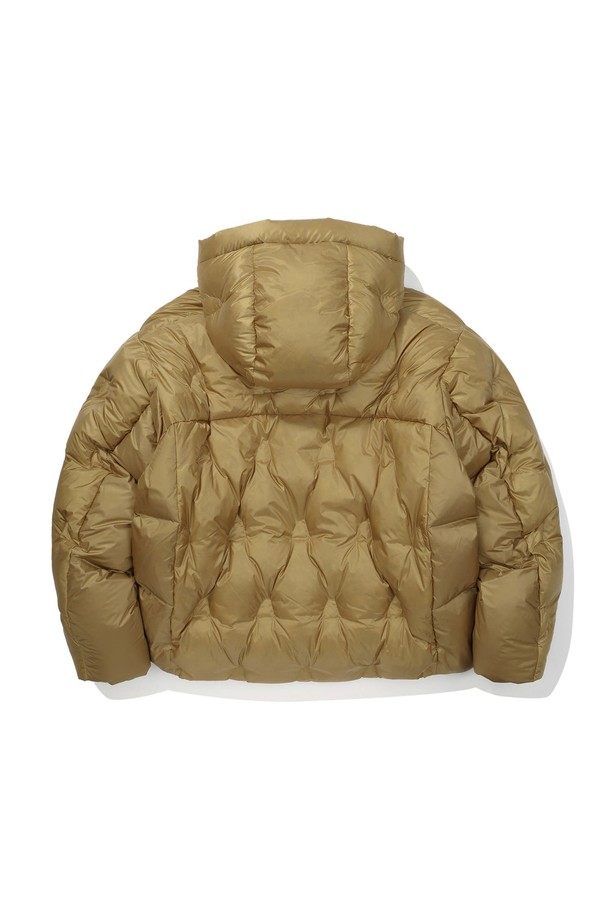 "하프돔(HALF DOME) 구스다운 재킷 KHAKI"는 겨울철 추위로부터 든든하게 보호해 줄 오버핏의 숏패딩입니다. 카키 컬러의 무지 디자인으로, 일상과 아웃도어 활동 모두에 적합하며 스포티하면서도 캐주얼한 스타일을 연출합니다. 부드러운 촉감의 구스다운 충전재와 두꺼운 두께감으로 뛰어난 보온성을 제공하며, 후드와 퀄팅 디테일이 특징입니다. 집업 방식으로 간편하게 착용 가능하며, 긴소매 기장과 경량 설계로 활동성을 높였습니다.
