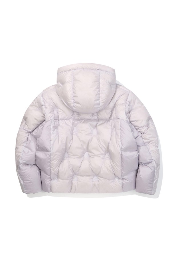 하프돔(HALF DOME) 구스다운 재킷 LIGHT GREY는 가볍고 따뜻한 겨울철 필수 아이템입니다. 일상과 스포츠 활동에 모두 적합하며, 스포티, 캐주얼, 미니멀 스타일을 연출할 수 있습니다. 경량 구스다운 소재와 두꺼운 두께감으로 뛰어난 보온성을 제공하며, 부드러운 촉감이 특징입니다. 오버핏 크롭 기장으로 활동성을 높였으며, 후드와 집업 여밈 방식으로 편안함을 더했습니다. 캠핑룩, 등산룩 등 다양한 TPO에 활용 가능하며, 라이트 그레이 컬러의 무지 디자인으로 어떤 스타일에도 쉽게 매치할 수 있습니다.
