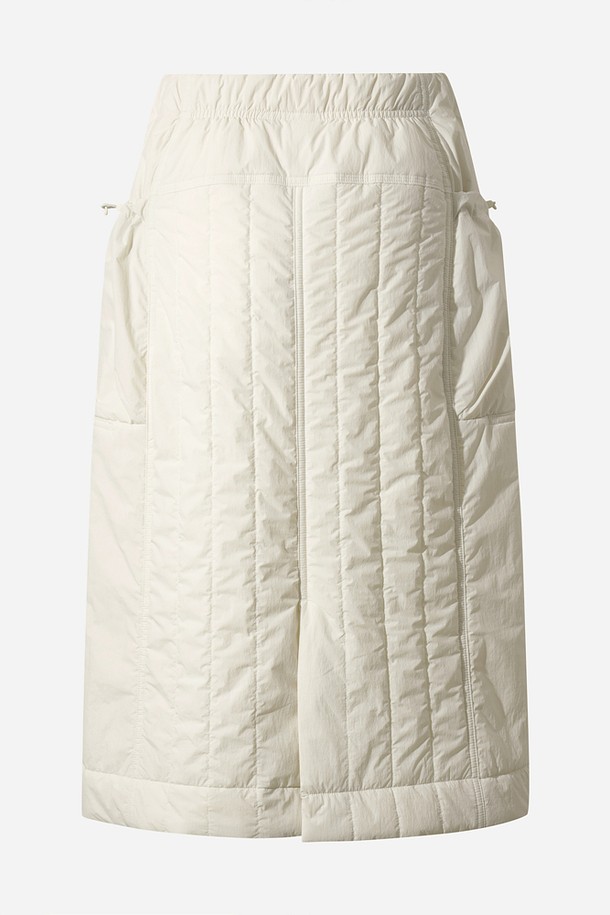 포근함과 스타일을 모두 갖춘 여성 에어로겔 패딩 스커트(아이보리)입니다. 뛰어난 보온성을 자랑하는 에어로겔 충전재를 사용하여, 겨울철에도 따뜻하고 쾌적하게 착용할 수 있습니다. A라인 핏과 미니멀한 디자인으로 캐주얼, 고프코어 스타일 모두 소화 가능하며, 산책룩이나 여행룩에 잘 어울립니다. 가볍고 부드러운 나일론, 폴리에스터 혼방 소재로 제작되어 편안한 착용감을 선사하며, 전면 포켓 디테일로 실용성을 더했습니다. 우수한 단열성으로 체온을 안정적으로 유지해주는 기능성 패딩 스커트입니다.
