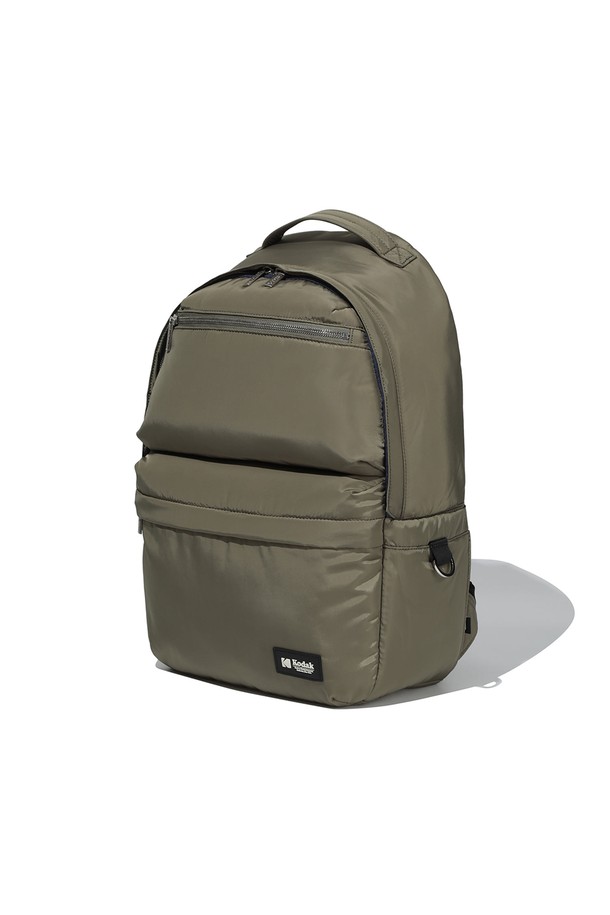 플래쉬트윌 라지 백팩 카키는 남성을 위한 가방입니다. 나일론과 폴리에스테르 소재로 제작되어 튼튼하며, 넉넉한 수납공간을 제공하는 라지 사이즈 백팩입니다. 심플하고 베이직한 디자인으로, 지퍼형 잠금 방식을 갖췄습니다. 여행룩, 출근룩 등 다양한 TPO에 어울리며, 캐주얼, 미니멀, 시티보이 스타일을 연출하기 좋습니다. 무지 패턴의 사각형 백팩으로 일상생활과 여행에 모두 활용할 수 있습니다.
