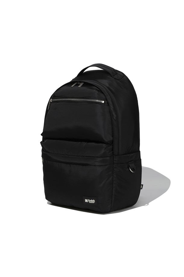 플래쉬트윌 라지 백팩 BLACK은 남성을 위한 미니멀하고 시크한 디자인의 백팩입니다. 나일론과 폴리에스테르 소재로 제작되어 내구성이 뛰어나며, 무지 패턴의 블랙 컬러로 어떤 스타일에도 잘 어울립니다. 넉넉한 수납공간과 메쉬 포켓, 노트북 수납 기능까지 갖춰 출근룩, 여행룩, 비즈니스 캐주얼 등 다양한 TPO에 활용 가능합니다. 사각 형태의 라지 사이즈로 넉넉한 수납이 가능하며, 지퍼형 잠금 방식으로 내용물을 안전하게 보호합니다.
