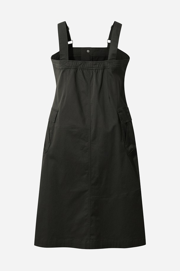 여성) 유틸리티 오버롤 원피스(D.CHARCOAL GREY)는 캐주얼, 미니멀, 워크웨어 스타일을 아우르는 오버롤 원피스입니다. 다크차콜그레이 색상으로, 봄, 가을에 데일리룩이나 캠핑룩으로 활용하기 좋습니다. 면과 폴리우레탄 혼방 소재로 제작되어 편안한 착용감을 선사하며, 신축성 있는 원단과 스퀘어넥 디자인으로 활동성을 높였습니다. 어깨 스트랩 조절이 가능하며, 실용적인 포켓 디테일이 돋보입니다. 오버핏으로 편안하게 착용할 수 있는 민소매 원피스입니다.
