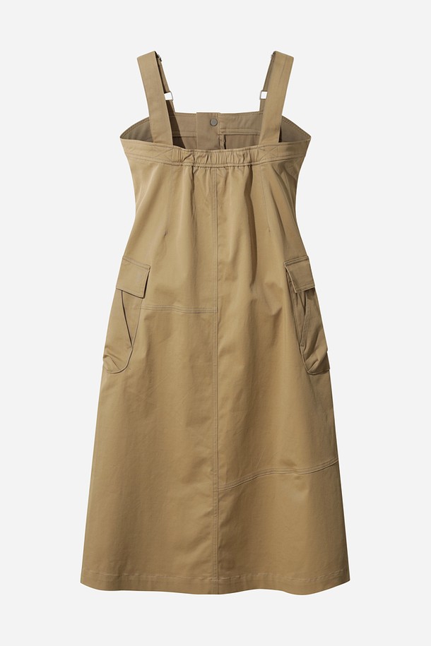 여성) 유틸리티 오버롤 원피스(TAN)는 데일리룩과 캠핑룩에 활용하기 좋은 오버롤 원피스입니다. 스퀘어넥 디자인에 민소매 기장으로 시원하게 착용 가능하며, 레귤러핏으로 편안한 착용감을 선사합니다. 면과 폴리우레탄 혼방 소재로 제작되어 신축성이 뛰어나 활동성을 높였습니다. 조절 가능한 어깨 스트랩과 실용적인 디테일이 돋보이며, 무지 디자인과 깔끔한 실루엣으로 미니멀, 워크웨어 스타일을 연출할 수 있습니다. 봄, 여름, 가을 시즌에 활용하기 좋은 아이템입니다.
