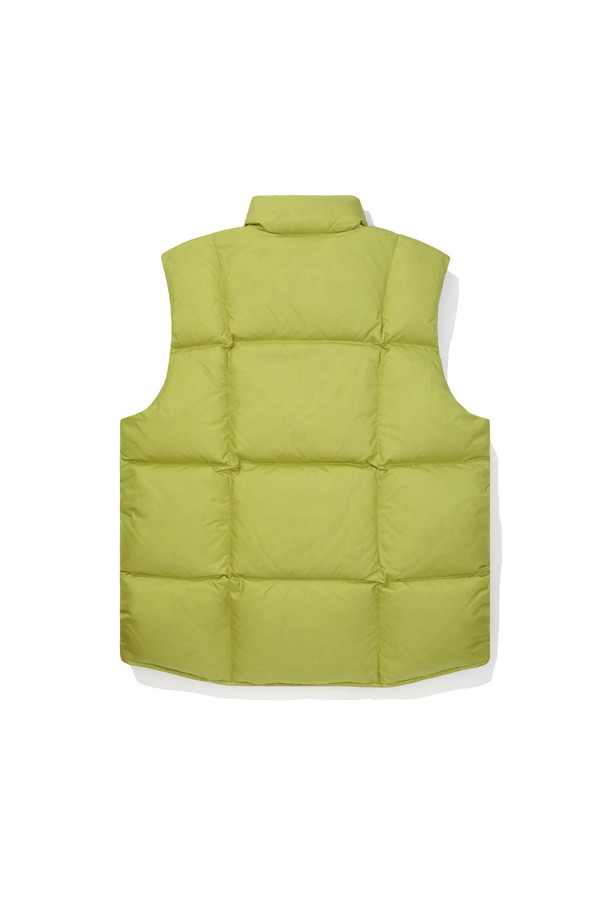 60주년(60th ANNIVERSAR) 휘트니 라이트 구스다운 베스트는 옐로우 그린 컬러로, 간절기와 겨울철에 활용하기 좋은 아우터입니다. 800FP 구스다운 충전재를 사용하여 가볍고 따뜻하며, 발수, 방풍 기능으로 아웃도어 활동에도 적합합니다. 레귤러핏으로 제작되어 편안한 착용감을 제공하며, 양 사이드 대형 포켓은 실용성을 더합니다. 미니멀, 스포티, 고프코어 스타일을 아우르며, 여행, 캠핑, 등산 등 다양한 TPO에 활용할 수 있습니다.
