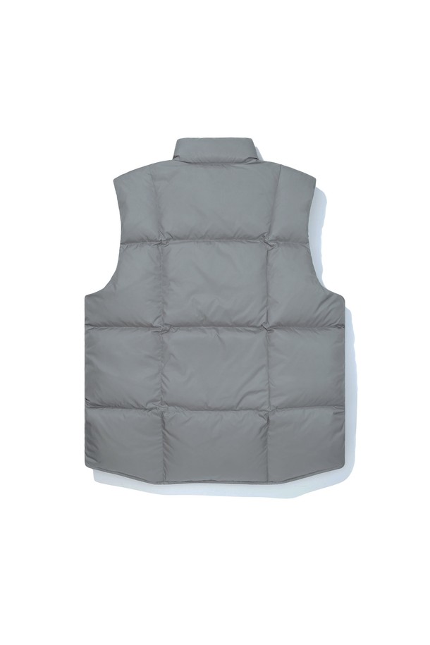 60주년(60th ANNIVERSAR) 휘트니 라이트 구스다운 베스트 GREY는 간절기와 겨울철에 활용하기 좋은 아우터입니다. 800FP 구스다운 충전재와 드라이다운 가공으로 뛰어난 보온성을 제공하며, 경량, 발수, 방풍 기능을 갖춰 활동성을 높였습니다. 미니멀하고 스포티한 디자인으로 일상, 아웃도어, 여행, 캠핑, 등산 등 다양한 TPO에 활용 가능합니다. 무지 디자인에 레귤러핏으로 제작되었으며, 양 사이드 대형 포켓과 버튼 여밈 방식으로 실용성을 더했습니다. 가볍게 휴대할 수 있도록 패커블 기능이 적용되었습니다.
