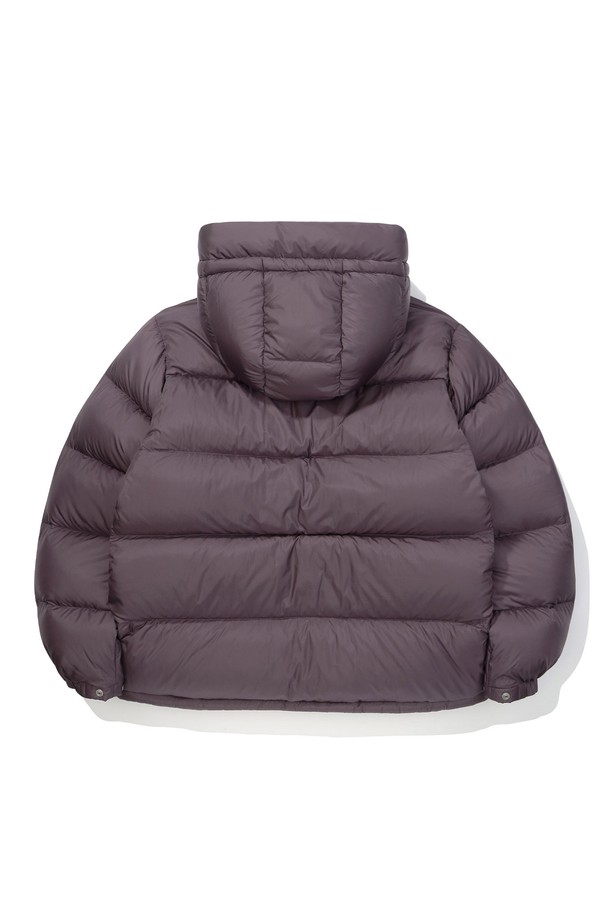 60주년(60th ANNIVERSARY) 휘트니 라이트 구스다운 재킷 퍼플은 클래식과 스포티 무드를 동시에 연출하는 공용 구스다운 재킷입니다. 800FP 구스다운 충전재를 사용하여 가볍고 따뜻하며, 뛰어난 보온성을 제공합니다. 발수, 방풍 기능으로 겨울철 아웃도어 활동은 물론 일상생활에서도 쾌적하게 착용할 수 있습니다. 탈부착 가능한 후드와 전면 입체 포켓, 패커블 디자인으로 실용성을 높였으며, 여행룩과 캠핑룩, 미니멀한 스타일에도 잘 어울립니다. 부드러운 촉감의 나일론 소재를 사용하여 편안한 착용감을 선사합니다.
