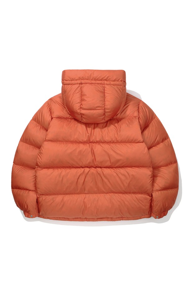 60주년(60th ANNIVERSARY) 휘트니 라이트 구스다운 재킷 오렌지 색상입니다. 일상과 아웃도어 활동 모두에 적합하며, 스포티하고 캐주얼한 스타일을 연출합니다. 800FP 구스다운 충전재와 방수, 방풍 기능을 갖춰 겨울철에도 따뜻하고 쾌적하게 착용할 수 있습니다. 레귤러핏으로 제작되었으며, 탈부착 후드, 3D 포켓, 패커블 포켓 등의 실용적인 디테일을 더했습니다. 여행, 캠핑, 등산 등 다양한 TPO에 활용 가능합니다.
