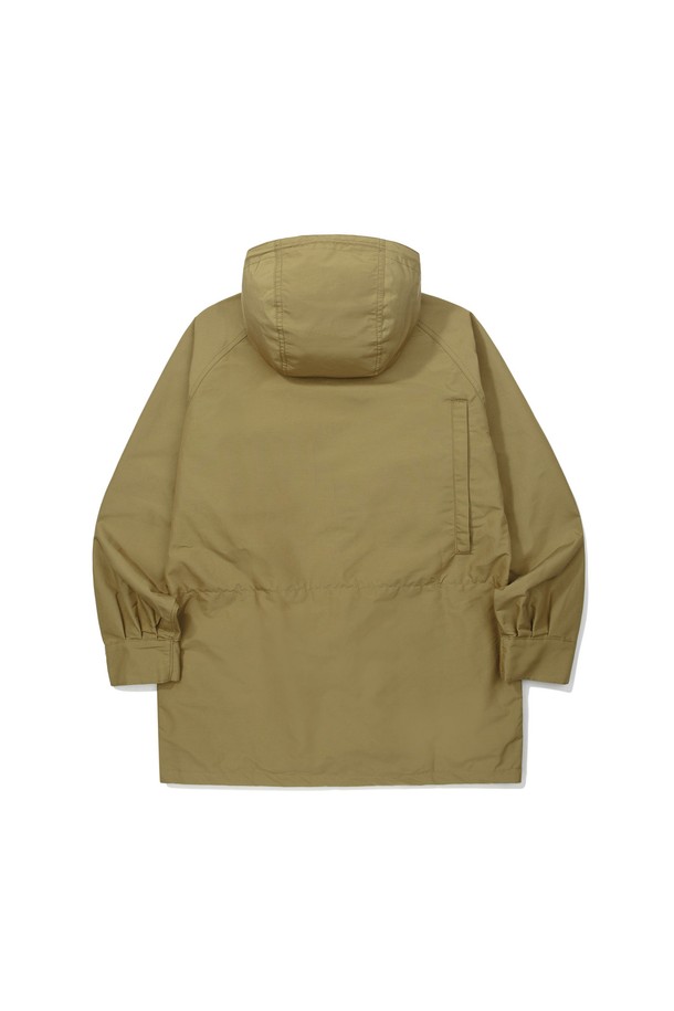 60주년(60th ANNIVERSAR) 60/40 오리지널 마운틴 파카 TAN은 아웃도어 활동과 일상에서 모두 활용 가능한 디자인의 마운틴 파카입니다. 봄, 가을에 적합하며, 빈티지하면서도 스포티한 무드를 연출합니다. 면과 나일론 혼방 소재로 제작되어 발수 및 방풍 기능을 갖춰 야외 활동 시 쾌적함을 유지하며, 넉넉한 포켓 구조는 실용성을 더합니다. 루즈핏으로 편안한 착용감을 선사하며, 여행, 산책, 캠핑 등 다양한 TPO에 캐주얼, 고프코어, 스포티 스타일로 연출하기 좋습니다. 탄(TAN) 컬러의 무지 디자인은 어떤 옷에도 쉽게 매치할 수 있습니다.
