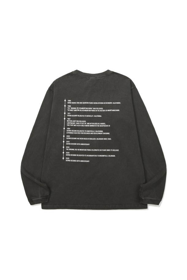 굿온 x 시에라 디자인 60주년 히스토리 긴팔 티셔츠는 남녀 모두 착용 가능한 캐주얼 스타일의 블랙 컬러 긴팔 티셔츠입니다. 봄, 가을에 적합하며, 5.5oz 코튼 원단으로 제작되어 부드러운 촉감을 선사합니다. 레귤러 핏에 라운드넥 디자인으로 편안한 착용감을 제공하며, 내구성이 뛰어나 최소한의 수축과 비틀림을 보장합니다. 등판에는 브랜드 히스토리 타임라인 백프린트가, 전면에는 간결한 프린트가 더해져 스포티한 무드를 연출합니다. 일상생활에서 미니멀하게 스타일링하기 좋습니다.
