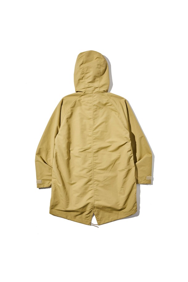 코듀라 60/40 피쉬 테일 파카 TAN은 일상과 아웃도어 활동 모두에 적합한 간절기용 아우터입니다. 캐주얼, 고프코어, 미니멀 스타일을 추구하는 분들에게 적합하며, 여행, 캠핑, 산책 등 다양한 TPO에 활용할 수 있습니다. 면, 나일론, 코듀라 혼방 소재로 제작되어 부드러운 촉감과 중간 두께감을 제공하며, 발수, 방풍, 고내구성을 갖춰 기능성을 더했습니다. 허리를 덮는 기장의 루즈핏 파카로, 플랩 포켓, 소매 벨크로, 밑단 슬랩, 나일론 안감 등의 디테일이 돋보이며, 지퍼로 간편하게 여밀 수 있습니다. 탄(TAN) 컬러의 무지 디자인으로 어떤 스타일에도 쉽게 매치할 수 있습니다.
