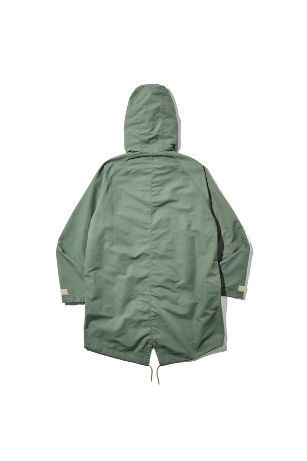 코듀라 60/40 피쉬 테일 파카는 일상과 아웃도어 활동에 모두 적합한 아우터입니다. 세이지 그린 컬러의 무지 디자인으로, 밀리터리 및 캐주얼 스타일을 연출하기 좋습니다. 릴랙스 핏에 롱 기장으로 편안함을 더했으며, 집업 여밈 방식입니다. 면과 나일론 혼방의 코듀라 소재로 제작되어 봄, 가을 간절기에 활용하기 좋습니다. 벨크로 소매 조절, 밑단 조절, 플랩 포켓, 나일론 안감, 방풍 기능이 있어 실용성을 높였습니다. 여행룩, 캠핑룩 등 다양한 TPO에 캐주얼, 미니멀, 워크웨어 스타일로 연출해 보세요.
