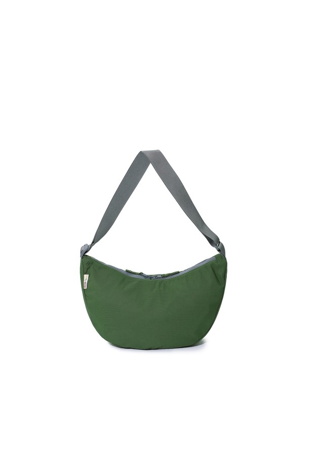 60/40 코듀라 하프문 백 GREEN은 5L 용량의 미디엄 사이즈 크로스백으로, 일상 및 아웃도어 활동에 적합합니다. 면과 나일론 혼방의 CORDURA® 소재를 사용하여 내구성과 부드러운 터치감을 동시에 제공하며, 인비스타 사와 공동 개발한 발수 및 방풍 기능을 갖춰 기능성을 높였습니다. 반원 형태의 그린 컬러 무지 디자인은 캐주얼, 미니멀, 고프코어 스타일을 연출하며, 아이패드 수납이 가능하고 넓은 수납공간을 제공하여 여행룩에 활용하기 좋습니다. 지퍼형 잠금 방식으로 소지품을 안전하게 보관할 수 있습니다.
