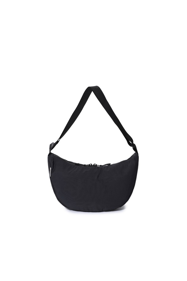 60/40 코듀라 하프문 백 BLACK은 면과 나일론 혼방의 튼튼한 코듀라 원단을 사용하여 제작된 미디엄 사이즈의 블랙 크로스백입니다. 반원 형태의 디자인과 무지 패턴으로 미니멀하고 시티보이 스타일을 연출하기 좋습니다. 5L 용량으로 iPad 수납이 가능하며 일상 및 아웃도어 활동에 적합합니다. 가방 내부의 소지품을 안전하게 보호하는 지퍼형 잠금 방식을 채택했으며, 뛰어난 방수 기능과 경량 설계로 편안하게 사용할 수 있습니다. 내구성이 강화된 실용적인 가방을 찾는 남성 고객에게 추천합니다.
