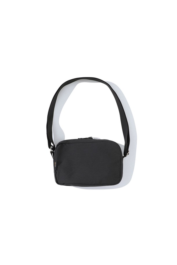 코듀라 숄더 파우치 백 BLACK은 200g의 가벼운 무게와 2L의 넉넉한 용량을 자랑하는 미디엄 사이즈의 숄더백입니다. 내구성이 뛰어난 나일론 소재로 제작되었으며, 무지 디자인에 블랙 컬러로 어떤 스타일에도 잘 어울립니다. 3개의 수납공간, 내부 포켓, 분리형 수납공간을 갖춰 실용성을 높였으며, 지퍼형 잠금 방식으로 소지품을 안전하게 보관할 수 있습니다. 일상, 출근룩, 여행룩, 미니멀, 캐주얼, 시티보이 스타일을 즐기는 남성분들께 추천합니다.
