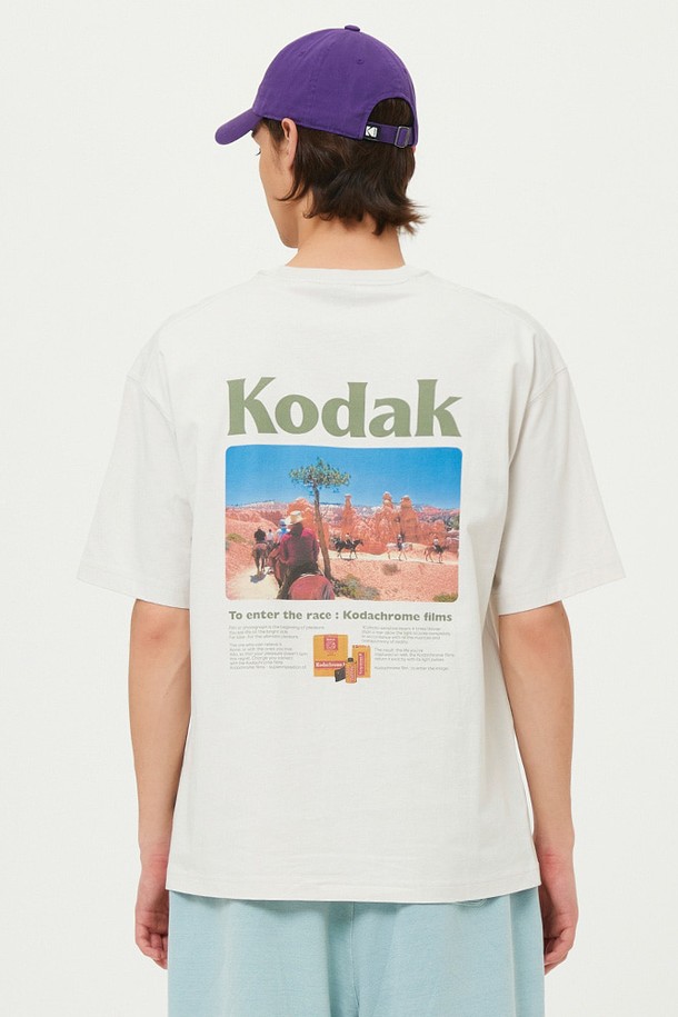 씨너리 백그래픽 반팔 티셔츠 LIGHT GREY는 24수 면 소재로 제작되어 부드러운 촉감을 선사합니다. 라이트 그레이 컬러에 자연 풍경 그래픽 프린팅으로 캐주얼한 무드를 연출하며, 넉넉한 세미오버핏으로 편안하게 착용 가능합니다. 봄, 여름 시즌 데일리룩은 물론, 동네 마실룩, 여행룩 등 다양한 TPO에 활용하기 좋습니다. 신축성 좋은 소재로 활동성을 높였으며, 비침은 보통 정도입니다. 라운드 넥 디자인으로 어떤 스타일에도 자연스럽게 어울립니다.
