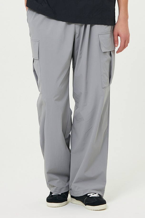 에센셜 와이드 조거 팬츠 GREY는 일상과 야외 활동에 적합한, 스포티하고 캐주얼한 스타일의 바지입니다. 봄, 여름에 착용하기 좋으며, 나일론과 폴리에스터 혼방 소재로 제작되어 발수 기능을 갖췄습니다. 와이드핏과 조거핏 두 가지 스타일로 연출 가능하며, 무지 디자인에 밑단 스트링과 사이드 포켓 디테일이 돋보입니다. 그레이 컬러의 긴 기장 조거 팬츠로, 밴딩 처리가 되어 편안한 착용감을 선사합니다.
