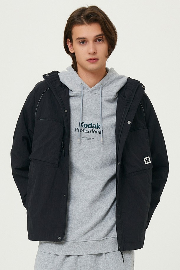 메일러 포켓 후드 재킷 BLACK은 캐주얼, 스포티 스타일을 아우르는 공용 후드 재킷입니다. 봄, 가을에 적합하며, 나일론 소재의 탄탄한 촉감과 보통 두께로 제작되었습니다. 오버핏으로 편안한 착용감을 선사하며, 립스탑 패턴과 블랙 컬러가 세련된 분위기를 더합니다. 집업 여밈 방식에 긴 소매, 아웃포켓 디테일, 밑단 스트링, 바람막이 기능, 빈티지 라벨, 카메라 필름 모티브 디자인이 특징입니다. 동네 마실룩, 산책룩, 여행룩에 잘 어울리는 아이템입니다.
