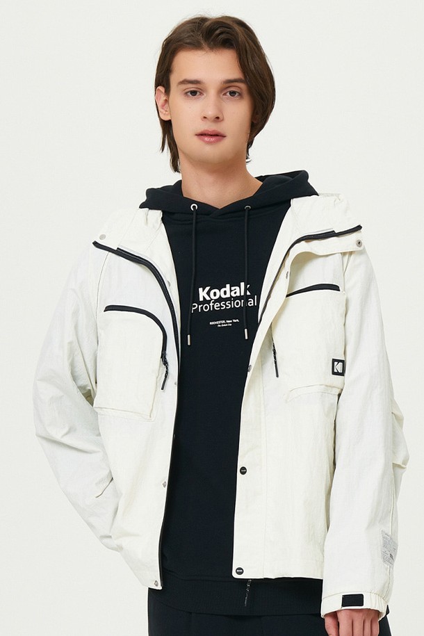 메일러 포켓 후드 자켓 아이보리입니다. 봄, 가을 시즌에 적합한 캐주얼, 스포티 스타일의 공용 후드 자켓으로 일상, 산책, 여행 등 다양한 상황에서 활용하기 좋습니다. 오버핏 실루엣과 무지 디자인으로 편안하면서도 미니멀한 분위기를 연출합니다. 나일론 소재로 제작되어 적당한 두께감과 바람을 효과적으로 차단해줍니다. 아웃포켓 디테일, 밑단 스트링, 빈티지 라벨, 단단한 형태감으로 디자인뿐만 아니라 기능성까지 갖춘 아이보리 컬러의 후드 자켓입니다.
