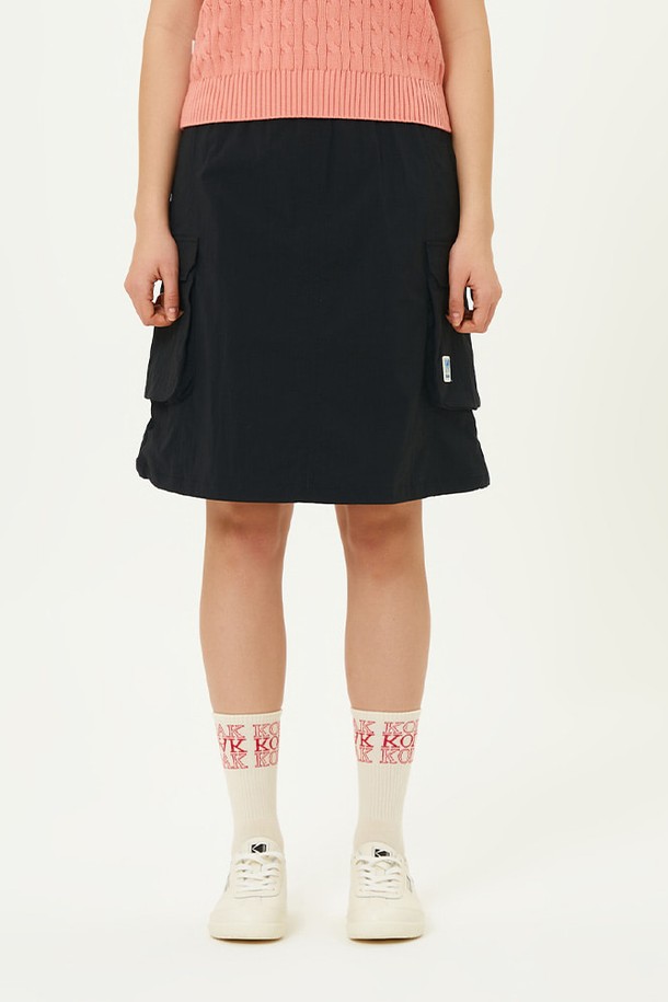 브리즈 카고 스커트 BLACK는 여성스러움을 강조한 A라인 핏의 카고 스커트입니다. 블랙과 아이보리 두 가지 색상으로 출시되어, 캐주얼 및 스포티 스타일을 연출하기 좋습니다. 나일론과 폴리우레탄 혼방 소재로 제작되어 부드러운 촉감과 함께 UV 차단, 흡습, 속건, 냉감 기능까지 갖춰 여름철에도 쾌적하게 착용 가능합니다. 밴딩 허리, 카고 포켓, 밑단 스트링 디테일로 실용성을 더했으며, 브리즈 시리즈와 함께 세트 착용하여 더욱 스타일리시하게 연출할 수 있습니다. 여행룩, 휴가룩, 데일리룩으로 폭넓게 활용할 수 있는 아이템입니다.
