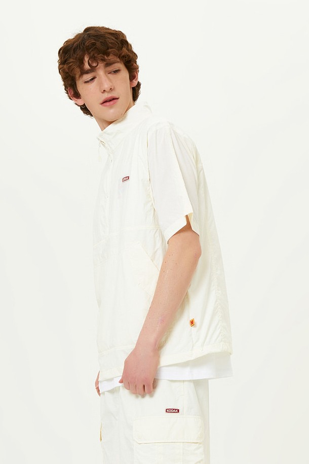 브리즈팝 스탠넥 아노락 IVORY는 시원한 여름을 위한 필수템입니다. 아이보리, 블루, 민트, 블랙 4가지 컬러로 출시되어 취향에 맞게 선택할 수 있습니다. 가볍고 통기성이 뛰어난 나일론 소재로 제작되어, 일상룩과 휴가룩에 모두 잘 어울립니다. 세미 오버핏과 밑단 스트링으로 편안한 착용감을 제공하며, 앞판 아웃포켓과 등판 벤틸레이션 디테일이 돋보입니다. 브리즈팝 시리즈 셋업으로 더욱 스타일리시하게 연출해보세요.
