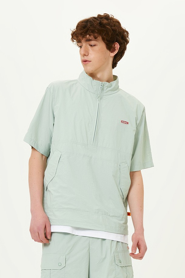 브리즈팝 스탠넥 아노락 민트 그린은 시원한 여름을 위한 필수 아이템입니다. 냉감 원사를 사용하여 땀이 많은 날에도 쾌적함을 유지하며, 통기성이 뛰어나 활동적인 날에도 좋습니다. 초경량 소재와 세미오버핏으로 편안한 착용감을 선사하며, 밑단 스트링 조절로 핏을 자유롭게 조절할 수 있습니다. 여행룩과 휴가룩에 잘 어울리는 스포티하고 캐주얼한 스타일로, 앞판 아웃포켓과 등판 벤틸레이션 디테일이 돋보입니다. 셋업으로도 활용 가능하여 더욱 실용적입니다.
