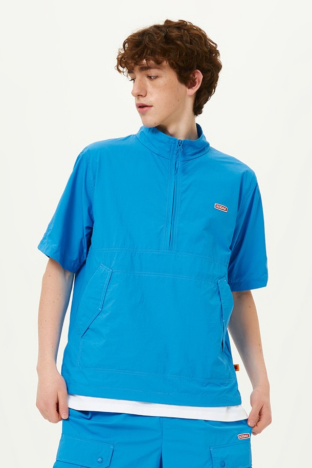 브리즈팝 스탠넥 아노락 BLUE는 시원한 블루 컬러의 여름용 아노락입니다. 가볍고 통기성이 뛰어난 나일론 소재로 제작되어 얇은 두께감과 냉감 촉감을 제공합니다. 반소매 기장과 세미 오버핏으로 편안한 착용감을 선사하며, 일상 및 여행 시 캐주얼하고 스포티한 스타일을 연출하기 좋습니다. 밑단 스트링 조절, 앞판 아웃포켓, 등판 벤틸레이션 디테일이 돋보이며, 집업 여밈 방식으로 간편하게 입고 벗을 수 있습니다.
