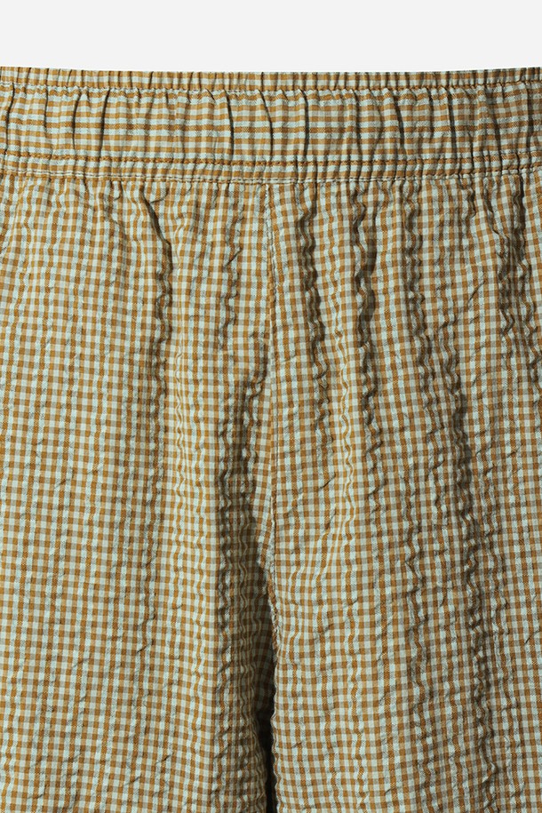 유니) 올데이체크 반바지(BROWN)는 여름철 시원하게 입기 좋은 캐주얼 반바지입니다. 브라운 컬러의 체크 패턴이 돋보이며, 레귤러핏과 세미오버 핏으로 편안한 착용감을 선사합니다. 통기성이 우수한 시어서커 소재로 제작되어 쾌적함을 유지하며, 아웃포켓 디테일로 실용성을 더했습니다. 가볍고 몸에 달라붙지 않아 캠핑, 여행, 휴가 등 다양한 TPO에 활용하기 좋습니다. 미니멀, 리조트 스타일을 즐기는 분들께 추천합니다.
