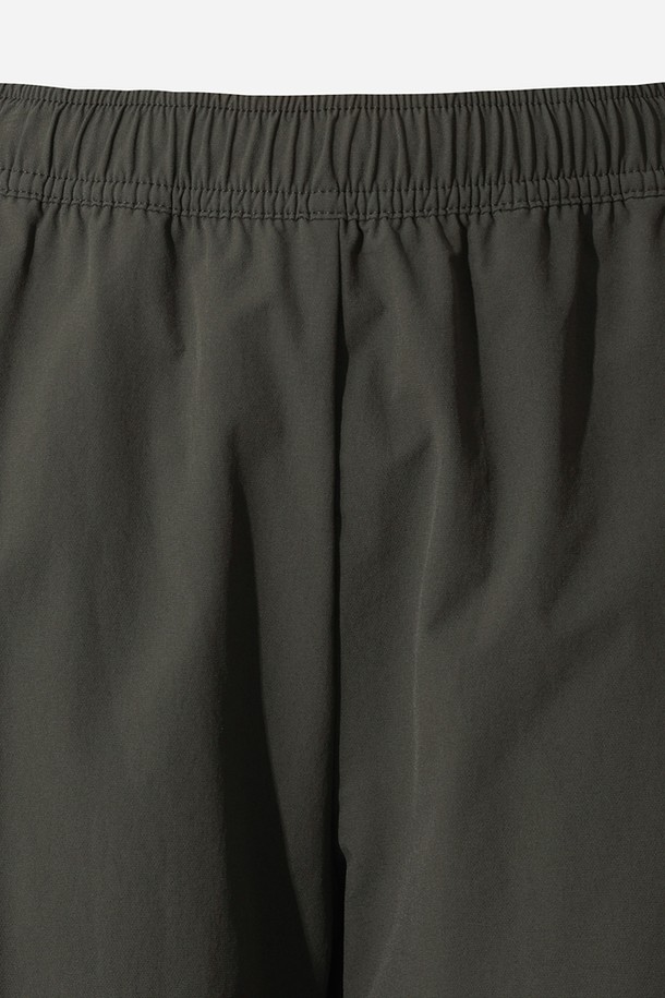 여성) 웜블 카고 슬림핏 조거팬츠(D.CHARCOAL GREY)는 다크차콜그레이 색상의 여성용 조거팬츠입니다. 일상생활과 스포츠 활동 모두에 적합하며, 봄, 가을에 착용하기 좋습니다. 슬림핏과 조거핏을 혼합하여 편안하면서도 스타일리시한 핏을 연출합니다. 허리 밴딩 처리로 활동성을 높였으며, 카고 포켓 디테일로 실용성을 더했습니다. 스포티하면서도 캐주얼한 스타일을 완성하는 필수 아이템입니다.
