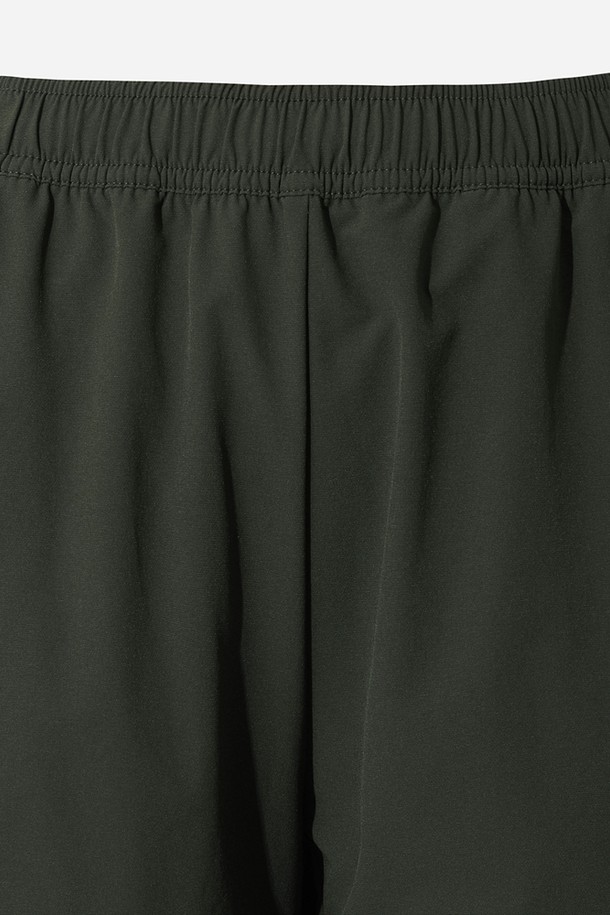 여성) 웜블 카고 슬림핏 조거팬츠(D.KHAKI)는 다크 카키 색상의 여성용 조거팬츠입니다. 일상생활과 스포츠 활동 모두에 적합하며, 봄, 가을 계절에 착용하기 좋습니다. 슬림핏과 조거핏을 혼합하여 스포티하면서도 캐주얼한 스타일을 연출합니다. 허리 밴딩 처리로 편안함을 더했으며, 카고 포켓으로 실용성을 높였습니다. 
