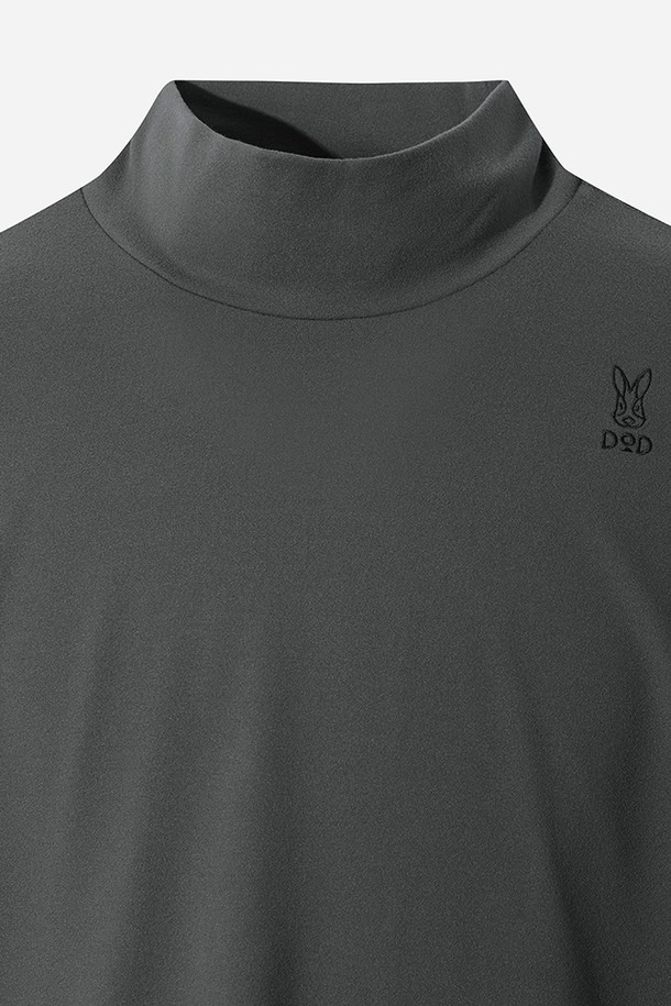 남성용 에센셜 모크넥 긴팔 티셔츠(CHARCOAL)입니다. 가을, 겨울 시즌에 어울리는 차콜 색상의 레귤러핏 긴팔 티셔츠로, 베이직하고 스포티한 스타일을 연출합니다. 출근룩은 물론 일상생활과 스포츠 활동에도 적합하게 디자인되었습니다. 모크넥 디자인과 무지 패턴으로 미니멀하고 세련된 느낌을 선사하며, 레귤러 기장으로 편안한 착용감을 제공합니다.
