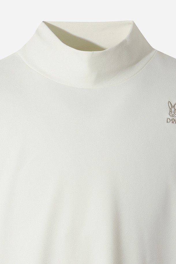 남성용 에센셜 모크넥 긴팔 티셔츠(OFF WHITE 2)입니다. 베이직하고 스포티한 스타일로 일상과 스포츠 활동 모두에 적합합니다. 부드러운 면 소재로 제작되어 흡습성이 뛰어나며, 레귤러핏으로 편안한 착용감을 선사합니다. 오프화이트 컬러의 무지 디자인에 모크넥으로 깔끔함을 더했습니다. 봄, 가을, 겨울 계절에 활용하기 좋은 긴소매 티셔츠입니다.
