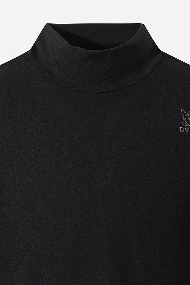 남성용 에센셜 모크넥 긴팔 티셔츠(블랙)입니다. 레귤러핏으로 제작되어 편안한 착용감을 제공하며, 봄, 가을, 겨울 세 계절 모두 활용 가능한 실용적인 아이템입니다. 일상복은 물론, 피트니스룩으로도 적합하여 다용도로 활용할 수 있습니다. 스포티하면서도 미니멀한, 그리고 캐주얼한 스타일을 연출하기 좋습니다. 무지 디자인의 블랙 컬러로 어떤 옷에도 쉽게 매치할 수 있어 활용도가 높습니다.
